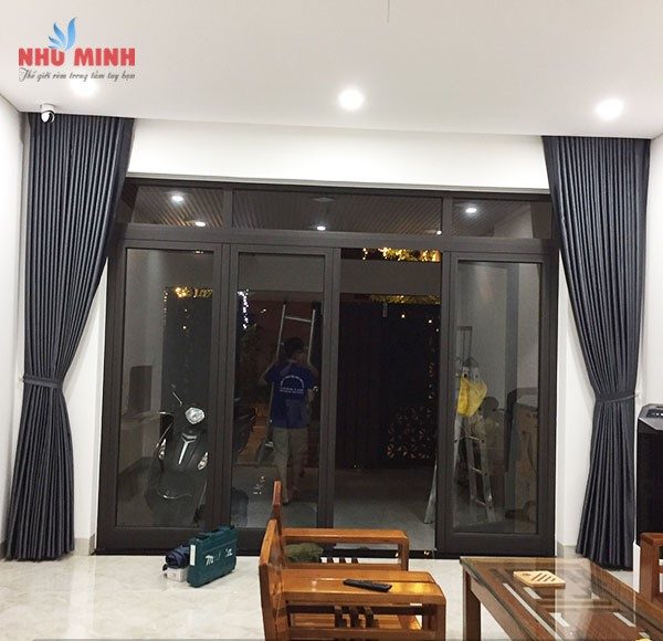 Rèm cửa tự động cao cấp tại Đà Nẵng - Rèm vải màu ghi đậm mã 16-17, động cơ AT85