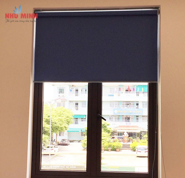 Như Minh lắp rèm cuốn chống nắng tại văn phòng công ty Danacap – Azura.