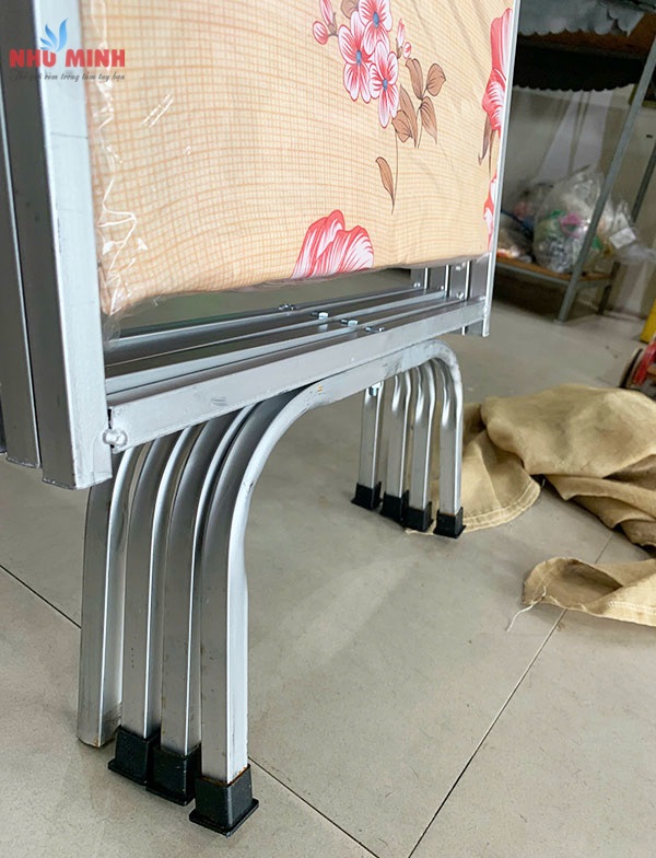 Bình phong giá rẻ tại Đà Nẵng - Mẫu bình phong khung nhôm vải hoa văn xếp gọn nhẹ nhàng