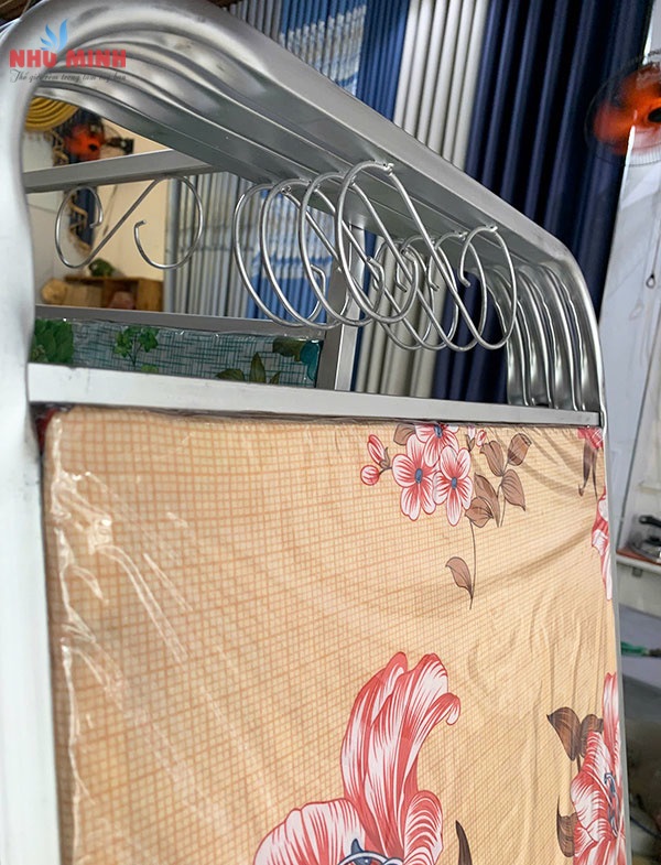 Bình phong giá rẻ tại Đà Nẵng - Mẫu bình phong khung nhôm vải hoa văn xếp gọn nhẹ nhàng