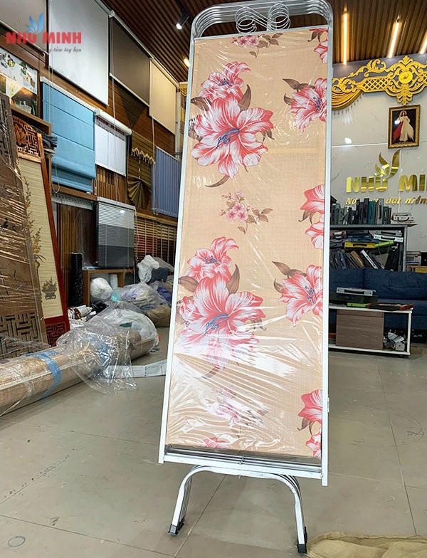 Bình phong giá rẻ tại Đà Nẵng - Mẫu bình phong khung nhôm vải hoa văn xếp gọn nhẹ nhàng