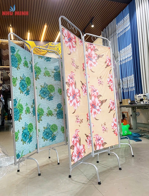 Bình phong giá rẻ tại Đà Nẵng - Mẫu bình phong khung nhôm vải hoa văn xếp gọn nhẹ nhàng