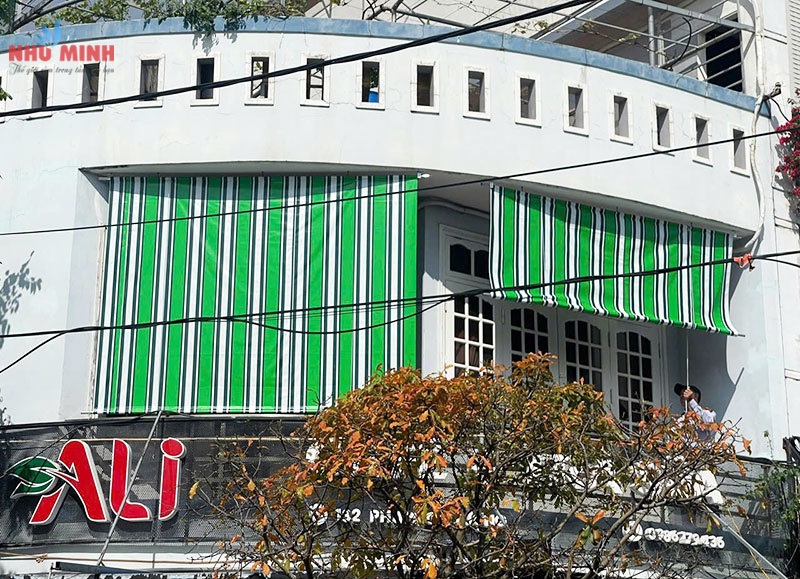 Bạt che nắng mưa giá rẻ tại Đà Nẵng - Mẫu bạt cuốn dùng dây rút nhẹ hàng, dễ sử dụng