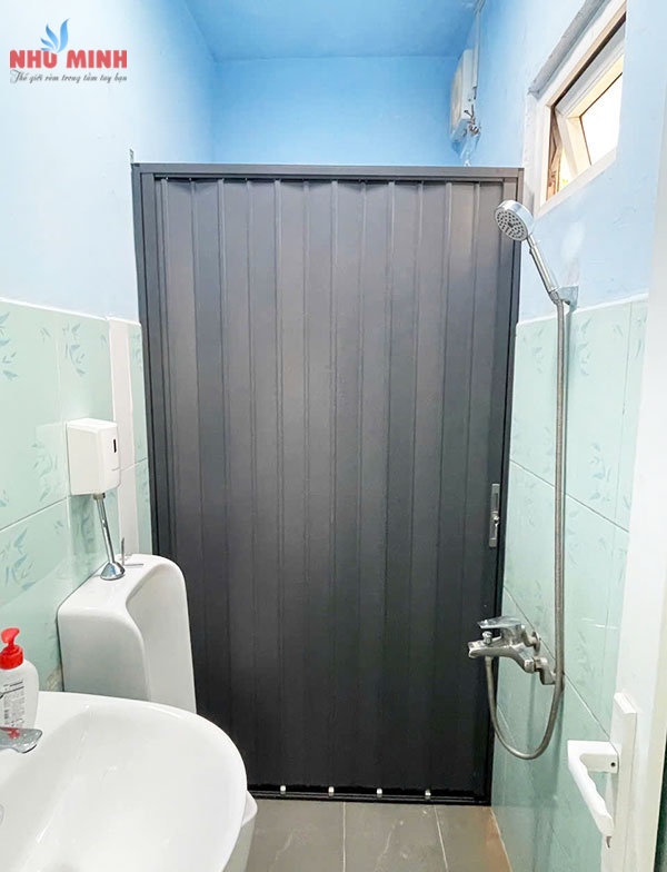 Cửa xếp lá nhôm lắp ngăn phòng tắm, phòng vệ sinh - Giải pháp giúp tiết kiệm không gian, gọn gàng.