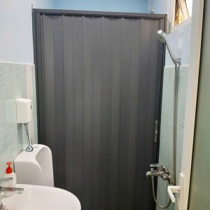 Cửa xếp lá nhôm lắp ngăn phòng tắm, phòng vệ sinh - Giải pháp giúp tiết kiệm không gian, gọn gàng.