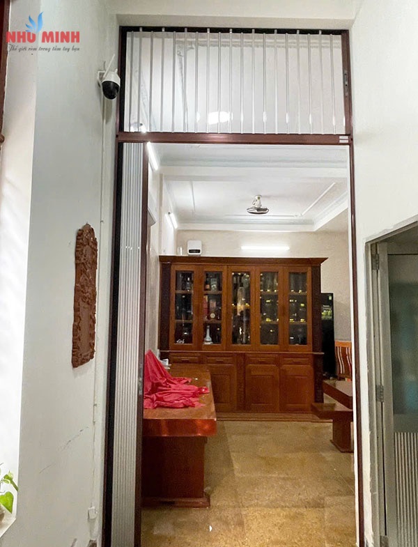 Cửa xếp lá nhựa trong cao cấp tại Đà Nẵng - Mẫu cửa xếp lá nhựa trong nhôm vân gỗ.