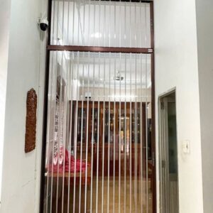 Cửa xếp lá nhựa trong cao cấp tại Đà Nẵng - Mẫu cửa xếp lá nhựa trong nhôm vân gỗ.