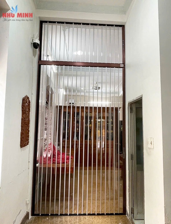 Cửa xếp lá nhựa trong cao cấp tại Đà Nẵng - Mẫu cửa xếp lá nhựa trong nhôm vân gỗ.
