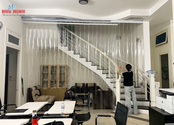 Rèm nhựa pvc ngăn lạnh xếp gọn tại Đà Nẵng - Mẫu rèm nhựa lá bản 20cm, màu trắng trong