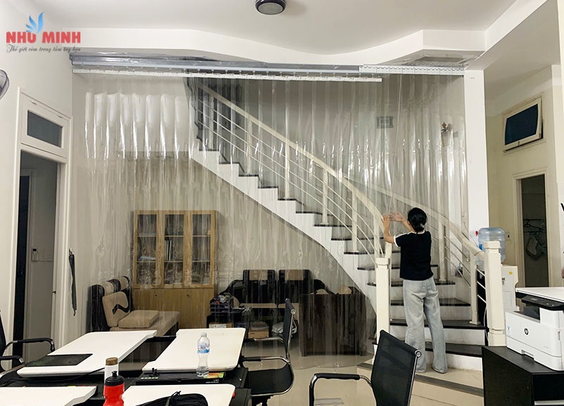Rèm nhựa pvc ngăn lạnh xếp gọn tại Đà Nẵng - Mẫu rèm nhựa lá bản 20cm, màu trắng trong