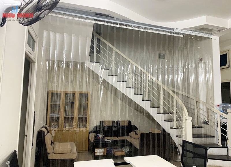 Rèm nhựa pvc ngăn lạnh xếp gọn tại Đà Nẵng - Mẫu rèm nhựa lá bản 20cm, màu trắng trong