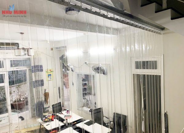 Rèm nhựa pvc ngăn lạnh xếp gọn tại Đà Nẵng - Mẫu rèm nhựa lá bản 20cm, màu trắng trong