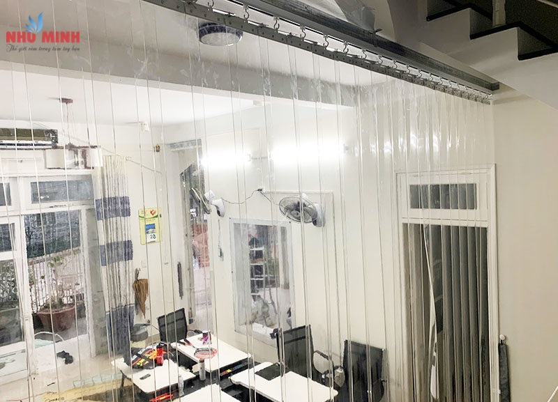 Rèm nhựa pvc ngăn lạnh xếp gọn tại Đà Nẵng - Mẫu rèm nhựa lá bản 20cm, màu trắng trong