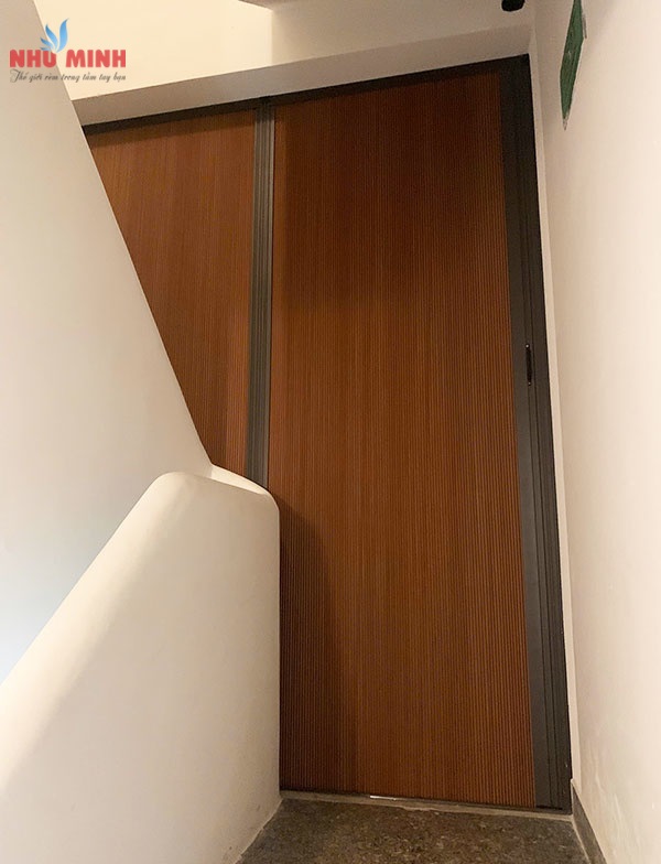 Vách rèm tổ ong ngăn lạnh cầu thang tại Đà Nẵng - Mẫu vách tổ ong màu nâu mã 004.