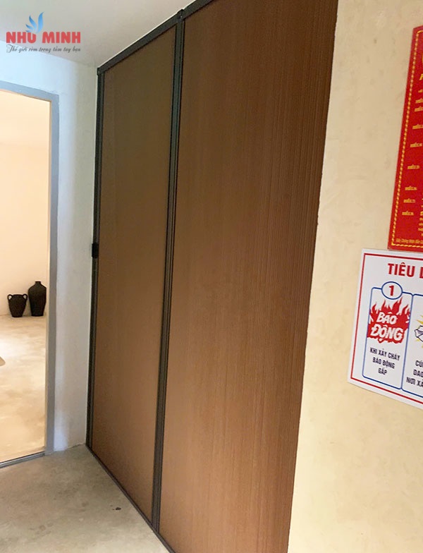 Vách rèm tổ ong ngăn lạnh cầu thang tại Đà Nẵng - Mẫu vách tổ ong màu nâu mã 004.