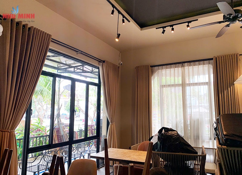 Như Minh thi công rèm vải nhung tại nhà hàng Hội An