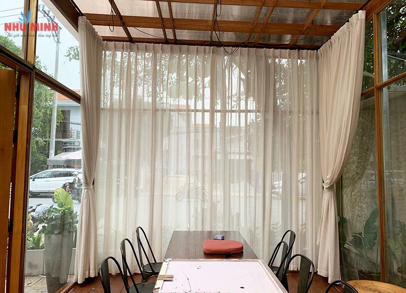 Như Minh thi công rèm vải nhung tại nhà hàng Hội An