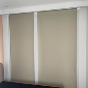 Rèm cuốn tự động cản sáng tại Đà Nẵng - Mẫu rèm cuốn tự động có thanh dẫn hướng.