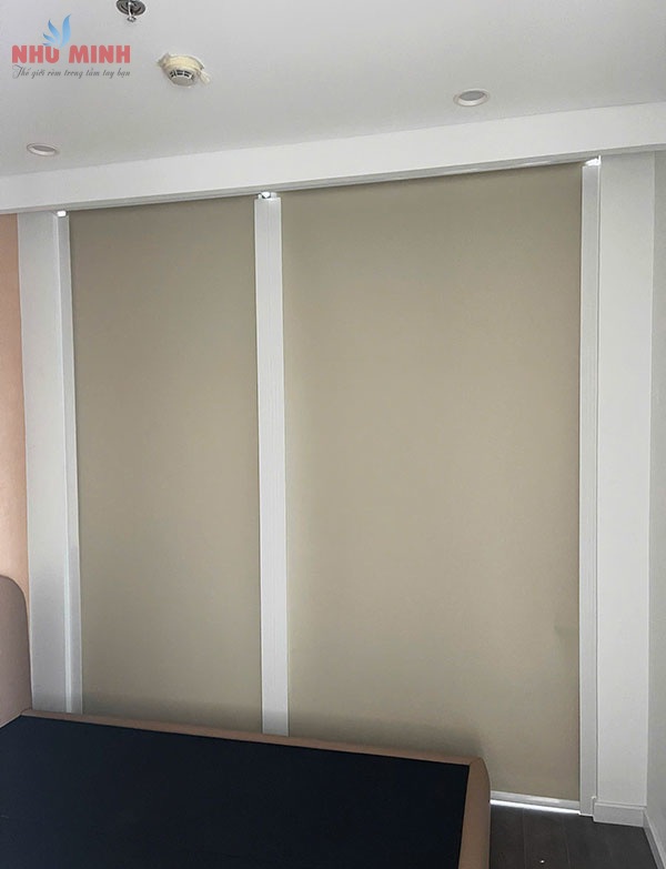 Rèm cuốn tự động cản sáng tại Đà Nẵng - Mẫu rèm cuốn tự động có thanh dẫn hướng.