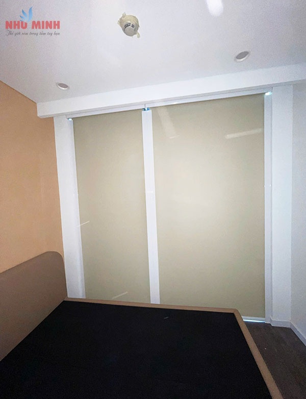 Rèm cuốn tự động cản sáng tại Đà Nẵng - Mẫu rèm cuốn tự động có thanh dẫn hướng.