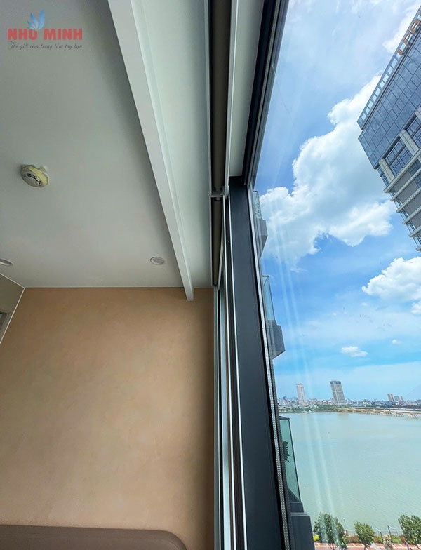Rèm cuốn tự động cản sáng tại Đà Nẵng - Mẫu rèm cuốn tự động có thanh dẫn hướng.
