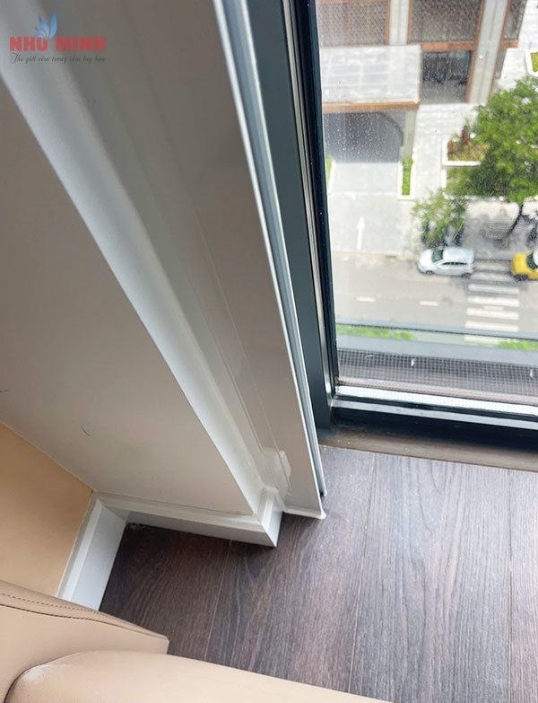 Rèm cuốn tự động cản sáng tại Đà Nẵng - Mẫu rèm cuốn tự động có thanh dẫn hướng.