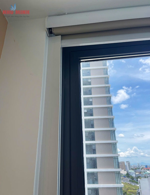 Rèm cuốn tự động cản sáng tại Đà Nẵng - Mẫu rèm cuốn tự động có thanh dẫn hướng.