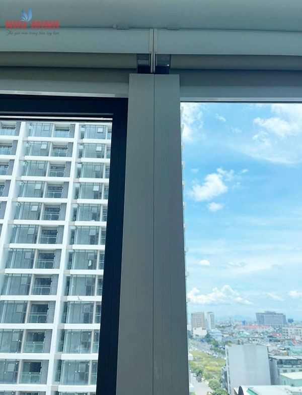 Rèm cuốn tự động cản sáng tại Đà Nẵng - Mẫu rèm cuốn tự động có thanh dẫn hướng.