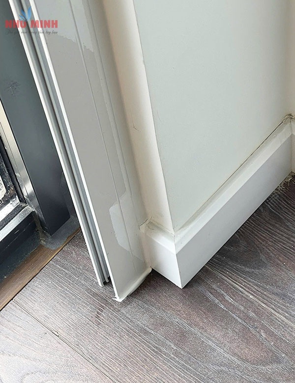 Rèm cuốn tự động cản sáng tại Đà Nẵng - Mẫu rèm cuốn tự động có thanh dẫn hướng.