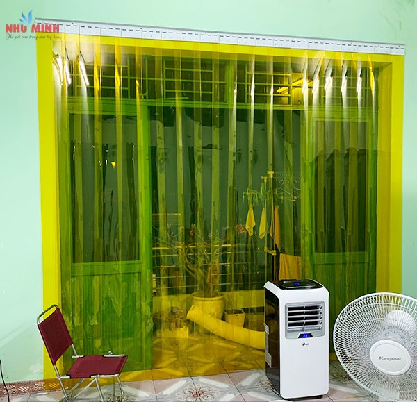 Rèm nhựa pvc màu vàng trong.