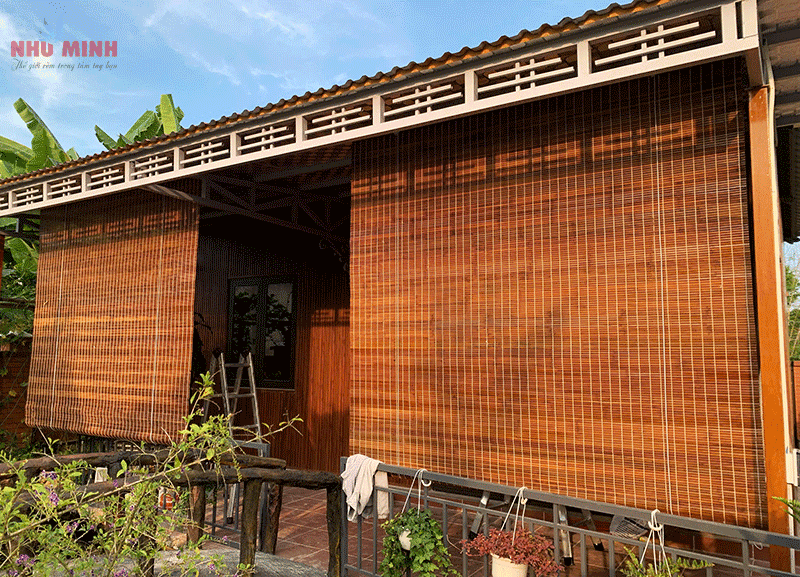 Rèm trúc nâu lắp nhà sân vườn